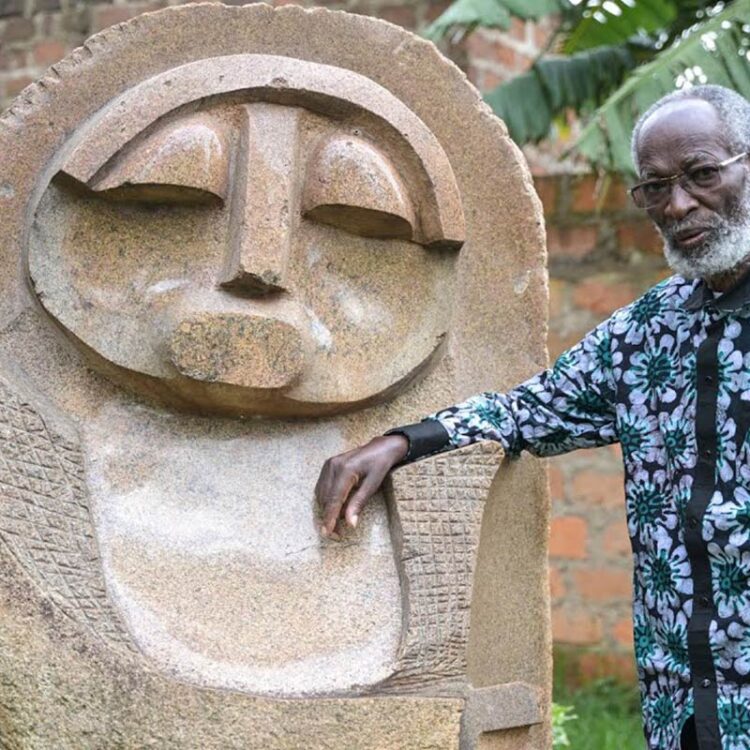 النحات الكيني إلكانا أونغيسا يسعى للنهوض بالفن الأفريقي