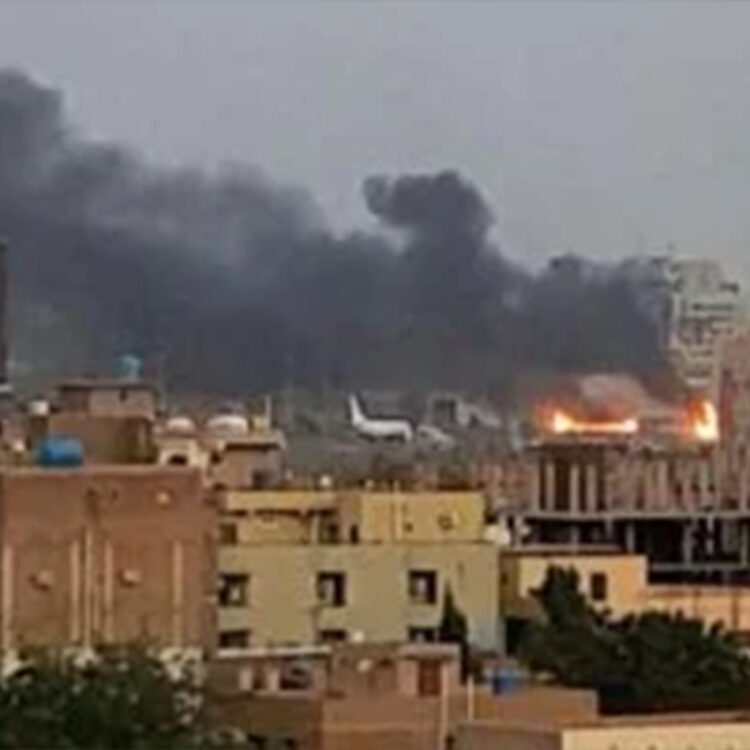 السودان ثروات هائلة فى مهب الأزمات.. دراسة: مصالح الشركات الأجنبية المستثمرة بقطاع النفط على المحك والمعارك تهدد سلامة الأنابيب.. والحرب تؤجج الأزمة الاقتصادية المتفاقمة.. وتراجع إنتاج الذهب