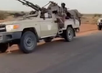 عاجل الان *شاهد فيديو لحاكم اقليم دارفور ورئيس حركة/ جيش تحرير السودان القائد مني أركو مناوي وهو في طريقه نحو الخرطوم*