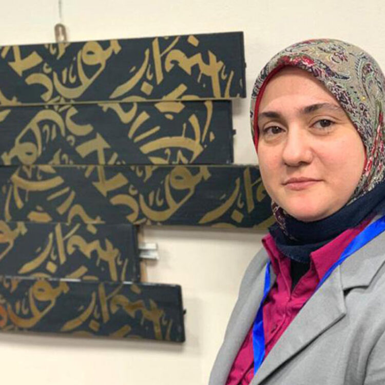 الرجل في لوحات إنجي النجار يرمز إلى القسوة