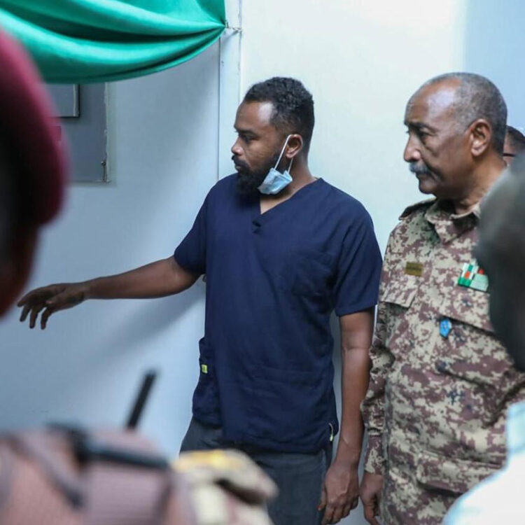 رئيس مجلس السيادة يتفقد مستشفى الجكيكة بالمتمة